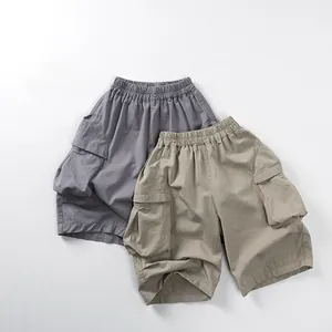 Détail de la taille élastique et des poches cargo 3D sur un short en coton pour enfant
