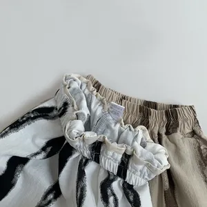 Détail de la taille élastique d'un pantalon rayé en coton et lin pour enfants