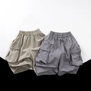 Vue à plat de shorts cargo pour enfants kaki et gris avec taille élastique et grandes poches