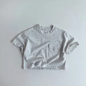 Détail d'un t-shirt en coton gris chiné avec col rond et poche avant à rabat