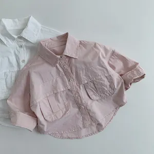 Détails de chemises en coton rose et blanc avec poches de poitrine et col plat
