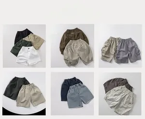 Kollektion von Kinder-Sommerhosen und Jeans in verschiedenen neutralen Farben