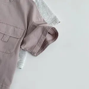 Gros plan sur la texture du t-shirt en coton premium et l'ourlet de manche à double couture