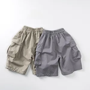 Détails du short cargo enfant avec taille élastique et grandes poches en kaki et gris