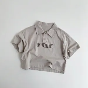 Détail du polo en coton doux pour enfants avec col et imprimé graphique comma