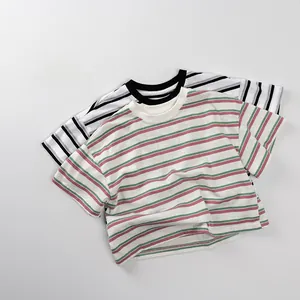 Flachbild von gestreiften Kurzarm-T-Shirts in Schwarz-Weiß und bunten Mustern