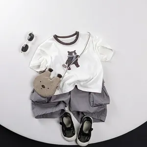 Tenue d'été japonaise pour enfants avec t-shirt ours blanc et short cargo gris