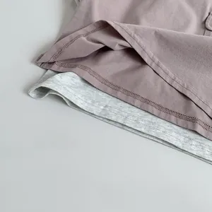 Détail du t-shirt en maille à col rond montrant les coutures de qualité et la texture du tissu