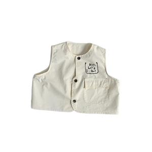 Minimalistische Kinderweste aus Baumwolle in Creme mit Knöpfen und Brustaufdruck