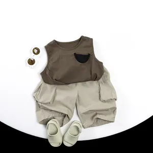 Ensemble d'été enfant avec gilet cargo marron et short beige à grandes poches