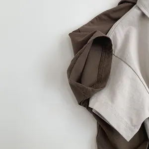 Détail de la manche d'un t-shirt en coton avec couture plate de qualité et design superposé