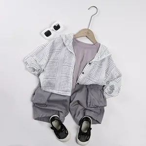 Ensemble protection solaire enfant style coréen avec chemise à pois et short gris cargo