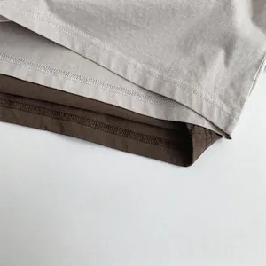 T-shirt en coton pour enfants en beige et marron avec coutures de haute qualité