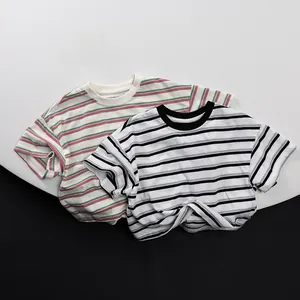 Detailansicht von zweierpack gestreiften Baumwoll-T-Shirts mit Rundhalsausschnitt und Oversize
