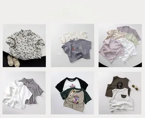 Dettaglio di un outfit estivo per bambini con camicia a fiori e t-shirt in cotone stampata