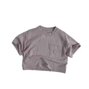 T-shirt enfant minimaliste gris-violet à manches courtes avec poche poitrine cargo