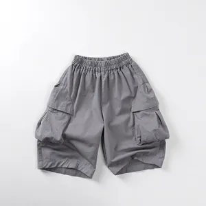 Détail d'un short cargo gris pour enfant avec taille élastique et grandes poches à rabat