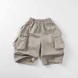 Détail du short cargo en coton kaki pour enfants avec taille élastique et grandes poches latérales