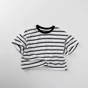 Flachliegendes gestreiftes Kinder-T-Shirt mit schwarzem Rundhals und weicher Baumwollstruktur