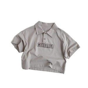 Polo enfant en coton gris à manches courtes avec imprimé comma sur fond blanc pur