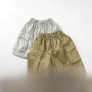 Dettaglio dei pantaloncini cargo bimbo con elastico in vita e grandi tasconi
