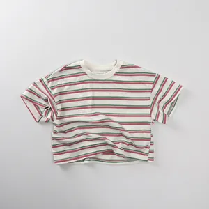 Detail eines weichen gestreiften Baumwoll-T-Shirts mit rot-grünen Querstreifen