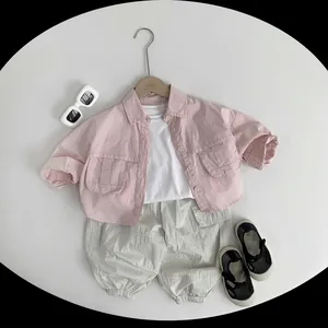 Kinderoutfit met roze cargo shirt, wit t-shirt en beige cargo broek voor de lente