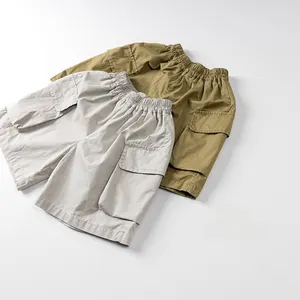 Dettaglio di pantaloncini cargo per bambini con coulisse elastica e tasche a patta