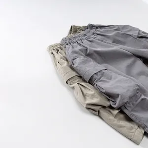 Short cargo outdoor pour enfants en kaki et gris avec taille élastique et poches