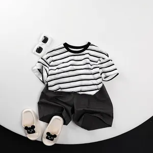 Completo estivo per bambini con t-shirt a righe e pantaloncini casual