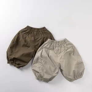 Detailansicht des Gummibunds und HOOP-Stickerei auf der Kinder-Baumwollhose