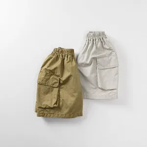 Pantaloncini cargo per bambini in verde oliva e grigio chiaro con tasche laterali