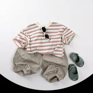 Kinder Outfit aus Baumwolle mit rot gestreiftem T-Shirt und khakifarbenen Pluderhosen