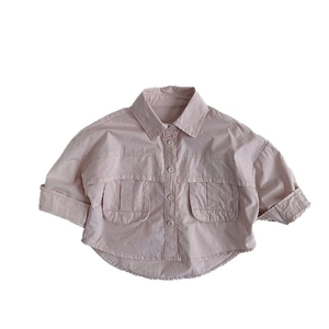 Chemise rose à manches courtes pour enfants avec poches avant et ourlet irrégulier