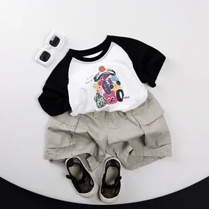 Completo estivo per bambini con t-shirt raglan a cartoni e pantaloncini cargo kaki