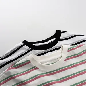 Detailansicht des gerippten Rundhalsausschnitts und der Nähte bei gestreiften Kinder-T-Shirts