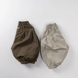 Detail von lockeren Baumwoll-Moskitohosen in Oliv und Khaki mit elastischem Bund