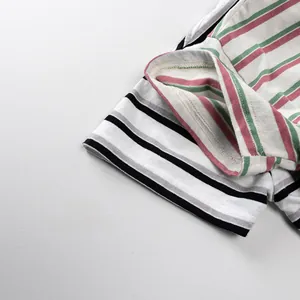 Makroaufnahme von gestreiftem Strickstoff mit sauberen Nähten und mehrfarbiger Textur
