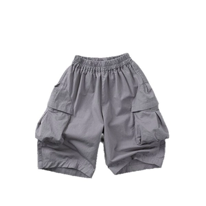 Short cargo enfant gris foncé avec taille élastique et grandes poches à rabat