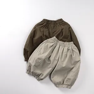 Detailansicht der Baumwoll-Hose mit elastischem Bund und HOOP Stickerei Detail