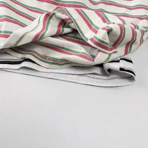 Nahaufnahme von gestreiftem Baumwoll-T-Shirt-Stoff mit hochwertigen Nähten und Textur