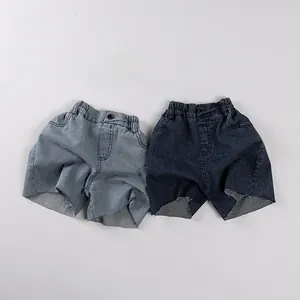 Shorts en jean bleu clair et foncé avec taille élastique et bords effilochés à plat