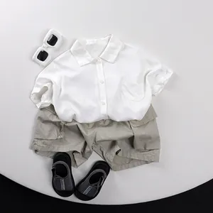 Completo estivo per bambini con camicia bianca a maniche corte e pantaloncini cargo