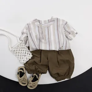 Flachbild eines Kinder-Set mit beige gestreiftem Hemd und brauner Kürbishose