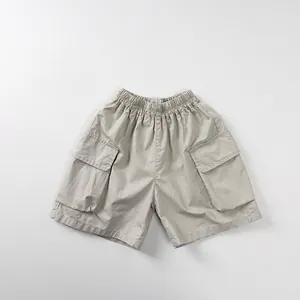 Dettaglio dei pantaloncini cargo per bambini con vita elastica e grandi tasche a patta