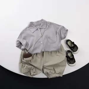 Ensemble pour enfants en coton et lin avec chemise grise à manches courtes et short cargo