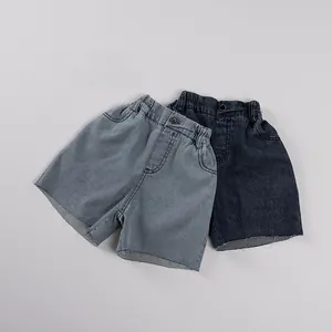 Détail de shorts en jean pour enfants avec taille élastique et bords bruts en deux couleurs