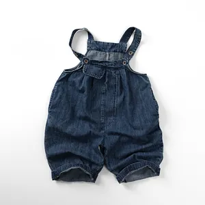 Détail d'une salopette en jean pour enfant montrant bretelles réglables et poche avant