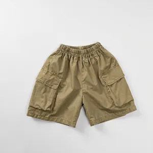 Dettaglio di pantaloncini cargo kaki con elastico in vita e grandi tasche a patta