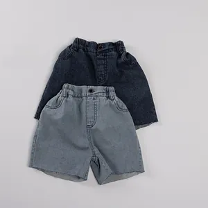Détail de shorts en jean pour enfants avec taille élastique et bords effilochés tendance